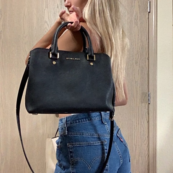 The perfect Michael Kors bag. - Picture 2 of 4